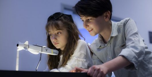 GUHEM-ARA-TATIL-ICIN-HAZIRLADIGI-BIRBIRINDEN-RENKLI-KULUPLERE-COCUKLARI-BEKLIYOR-2